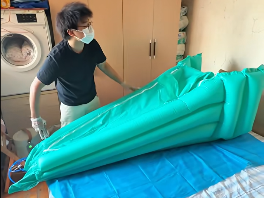 一位特别的“体验官”到访，为长辈解开沐浴难题