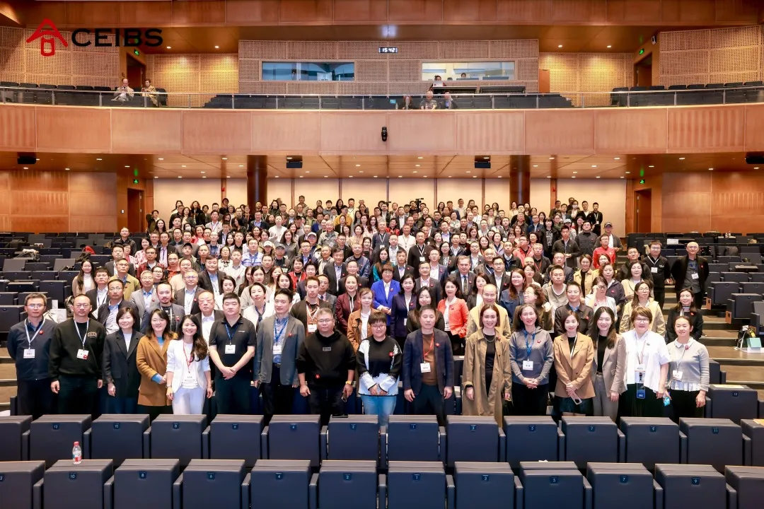 铂金奖加冕！致敬科技亮相中欧，领跑银发经济创新赛道